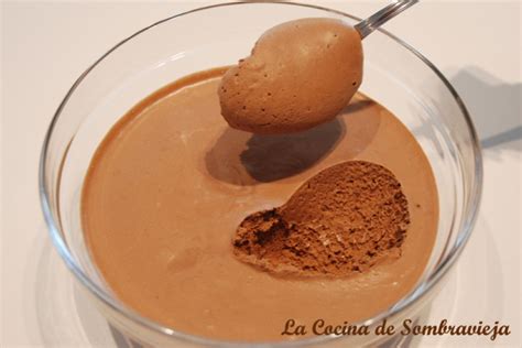 Esquema de los componentes clave de una mousse: chocolate, nata montada, yemas/claras o gelatina