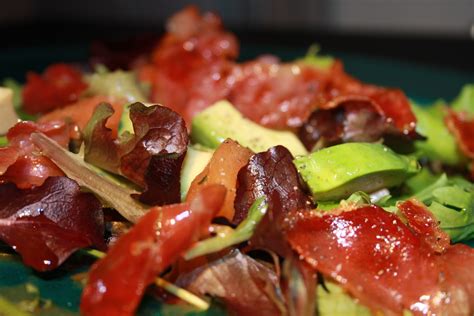Jamón serrano crujiente listo para añadir a la ensalada.
