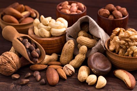 Variedad de frutos secos y frutas para complementar la ensalada.