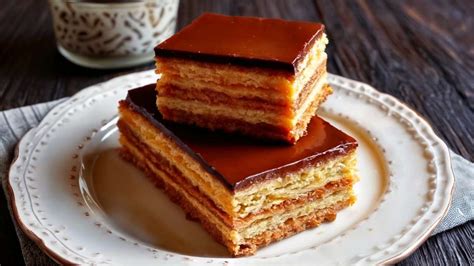 Ilustración de los ingredientes principales de la tarta: frambuesas, chocolate, bizcocho y masa de hojaldre.