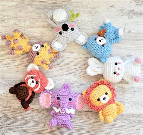 Ilustración de varios amigurumis de diferentes animales y formas.