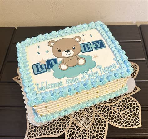 Ejemplo de un pastel para baby shower de niño con temática de animales del bosque y tonos azules y verdes.
