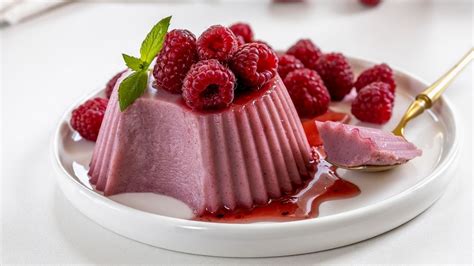 Fotografía profesional de un postre Bavaroise servido en copas individuales con decoración de frutas frescas.