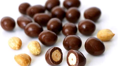 Embalaje contemporáneo o clásico de maní con chocolate