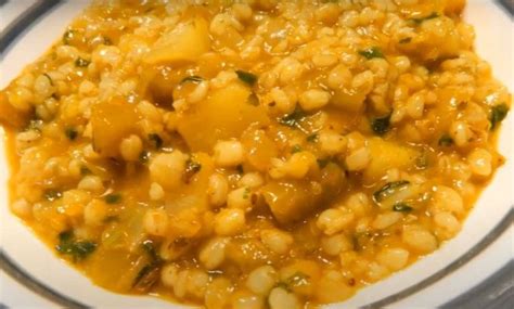 Plato de guiso de mote con salmón