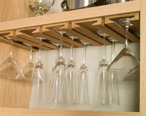 Mueble copero con diferentes tipos de copas de cristal