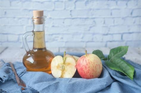 ilustración mostrando los beneficios del baño de pies con vinagre de manzana: alivio del dolor, eliminación de mal olor, tratamiento de hongos