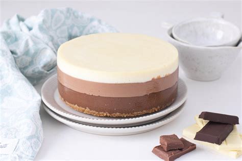 Tarta de tres chocolates con capas de chocolate negro, con leche y blanco bien definidas