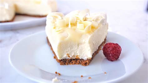 Cheesecake de chocolate blanco cociéndose lentamente al baño maría en el horno