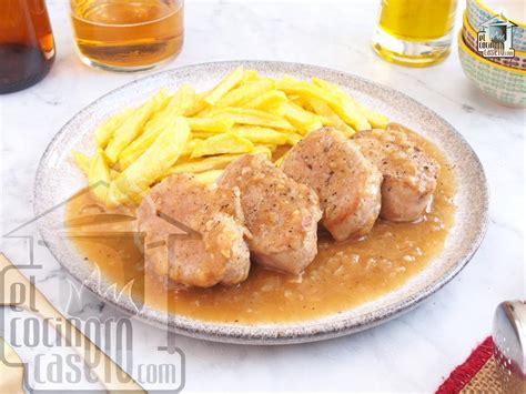 Lomo de cerdo a la cerveza con salsa y patatas, listo para servir