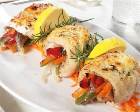 Plato de rollitos de merluza light recién hechos con guarnición de vegetales frescos