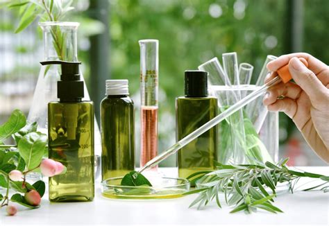 Persona utilizando productos cosméticos naturales