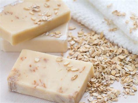 Jabones de avena y miel cortados y curándose