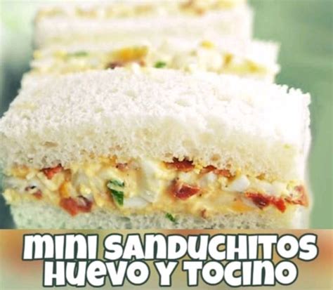 Surtido de pequeños sanduchitos de huevo con tocino