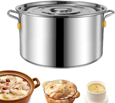 Utensilios de cocina para preparar Kahlúa casero, incluyendo olla de acero inoxidable y botellas de vidrio.