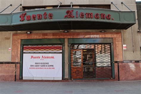 Fachada y ambiente interior de La Fuente Alemana, destacando su clientela variada.