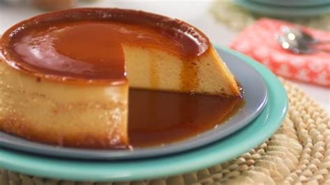 Postre de flan casero con salsa de manjar y ambiente interior de Fuente Chilena.