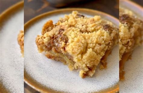Foto de un crocante de banana y dulce de leche recién horneado, con el crumble dorado.