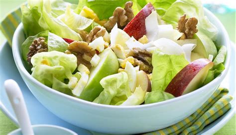Ingredientes frescos para la ensalada chilena: lechuga, manzana, nueces, apio, aceitunas, queso de cabra