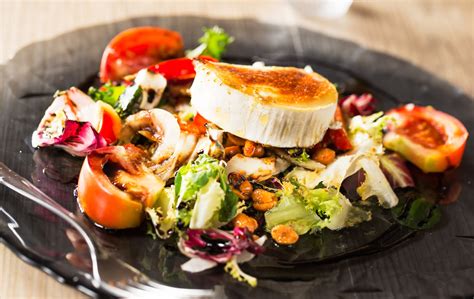 Plato de ensalada chilena con queso de cabra, nueces y aderezo cremoso