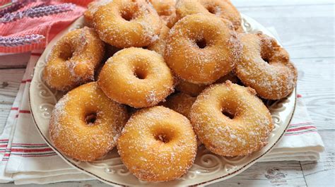 Tabla comparativa de ingredientes para diferentes versiones de buñuelos de manzana.
