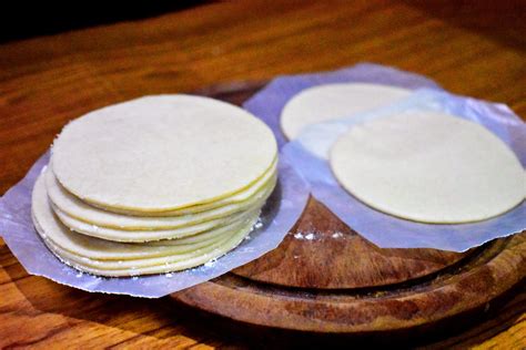 Discos de masa casera para empanadas listos para rellenar.