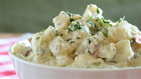 Foto de una ensalada de papa genérica con diferentes ingredientes y aderezos