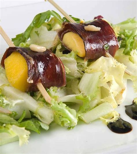 Brochetas de mango y cecina con vinagreta