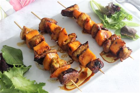 Brochetas de cerdo y mango a la parrilla