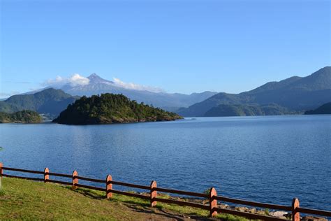 Paisaje de Panguipulli con su lago y volcanes