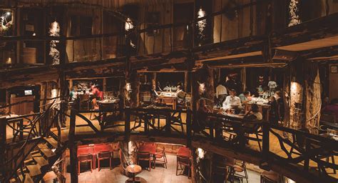 Restaurante Nothofagus en Huilo Huilo con decoración rústica