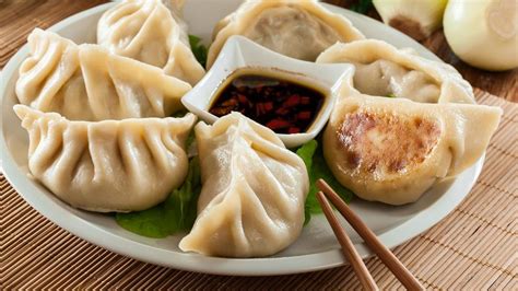 Ilustración de dumplings chinos listos para cocinar.