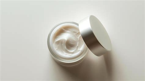 Primer plano de una crema sedosa de chocolate blanco lista para usar.