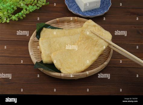 Proceso de corte y fritura del tofu para abura-age