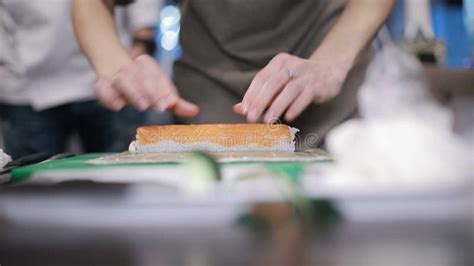 Chef rellenando cuidadosamente una bolsita de abura-age con arroz de sushi