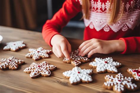 Niños decorando galletas de chocolate