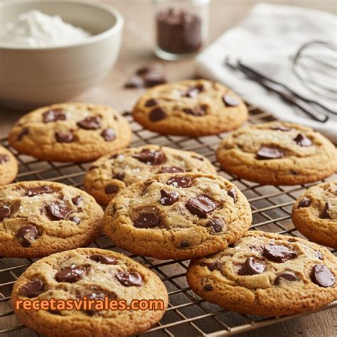 Galletas tipo cookie recién horneadas con trozos de chocolate