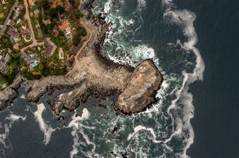 Fotografía aérea del Refugio Marino de Zapallar, destacando su extensión y la costa circundante.