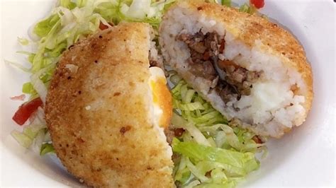 Fotografía de Kar উপাদানpiirakka listos para servir, con su relleno de arroz y mantequilla de huevo.