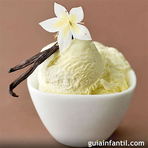 Fotografía de un helado de vainilla con vetas de caramelo salado servido en un cuenco