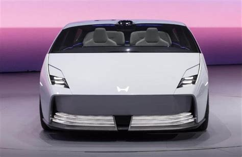 Diseño frontal de un automóvil mostrando la parrilla como elemento distintivo.