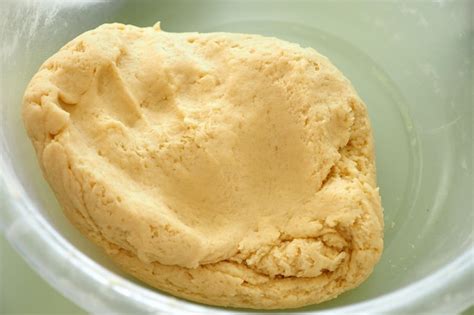 Primer plano de masa de galleta de mantequilla de maní recién horneada