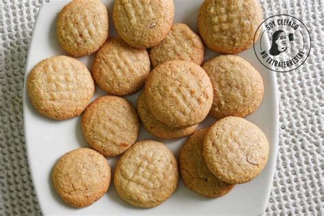 Galletas de mantequilla de maní sin gluten sobre rejilla de enfriamiento