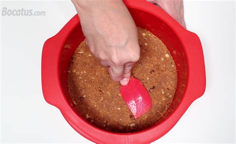 Esquema de cómo prensar la base de galletas en el molde