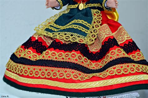 Fotografía de una mujer con un traje tradicional de la Ribera del Duero