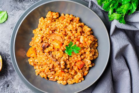 Fotografía gastronómica de un plato servido de cremoso de mote con una textura suave y cremosa
