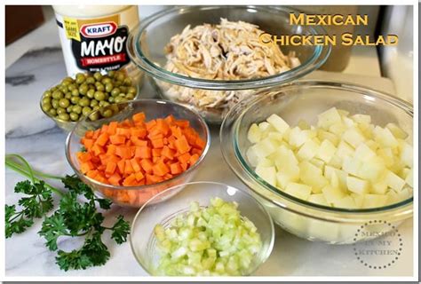 Ingredientes frescos para una ensalada chilena de papa y pollo