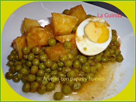 Plato de arvejas con tomate y huevos duros con papas fritas