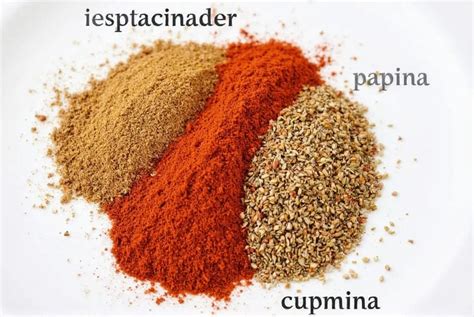 Especias variadas para una mezcla de rub de barbacoa, dispuestas en un cuenco
