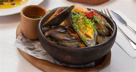 Esquema de las capas de ingredientes en una olla para la preparación de curanto (pulmay)